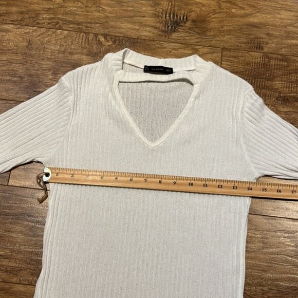 SMF Wonan ribbed creamy white peep hole 3 quarter length sleeve vneck top - Picture 6 of 9